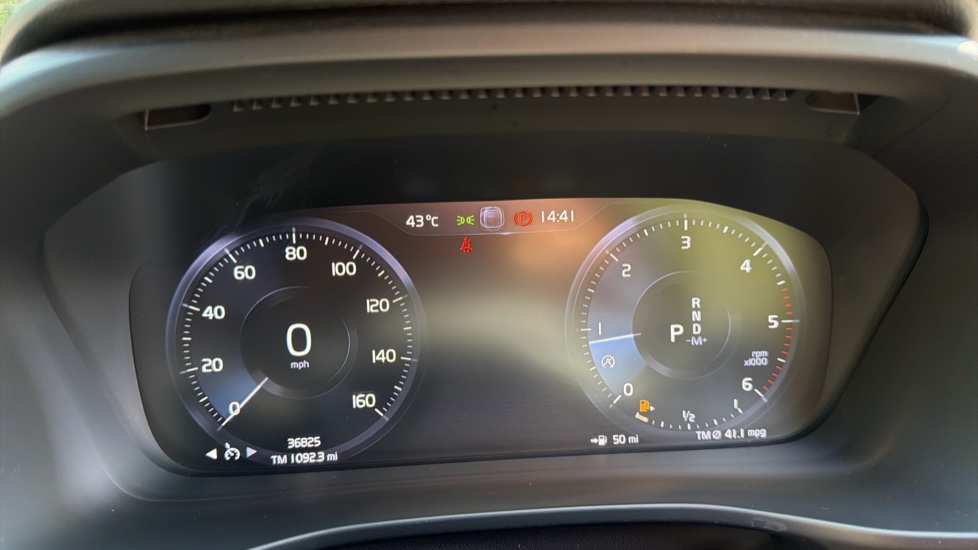 Volvo XC40 2.0 D3 R DESIGN Pro 5dr AWD Geartronic Diesel Estate - Image 11