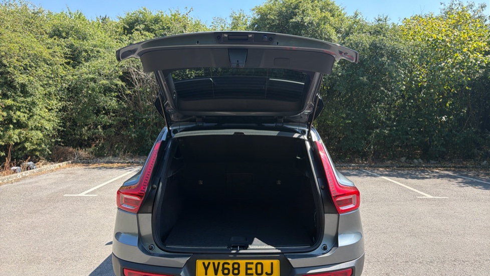 Volvo XC40 2.0 D3 R DESIGN Pro 5dr AWD Geartronic Diesel Estate - Image 13