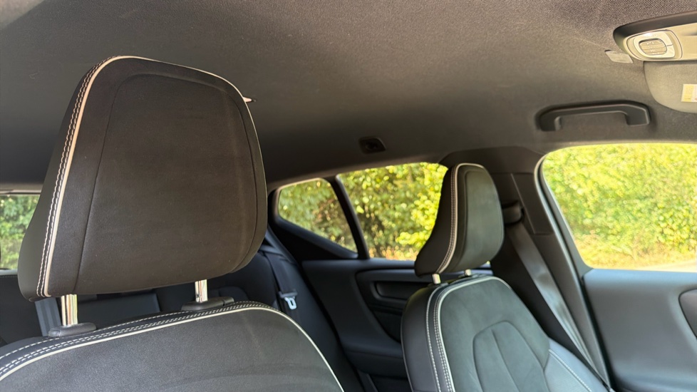 Volvo XC40 2.0 D3 R DESIGN Pro 5dr AWD Geartronic Diesel Estate - Image 30