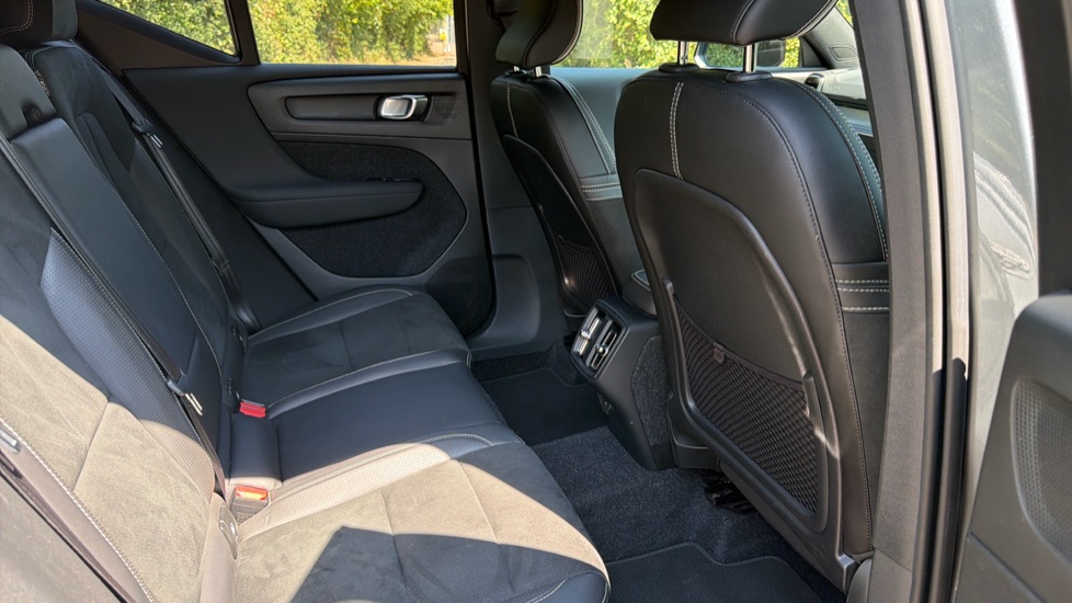Volvo XC40 2.0 D3 R DESIGN Pro 5dr AWD Geartronic Diesel Estate - Image 32