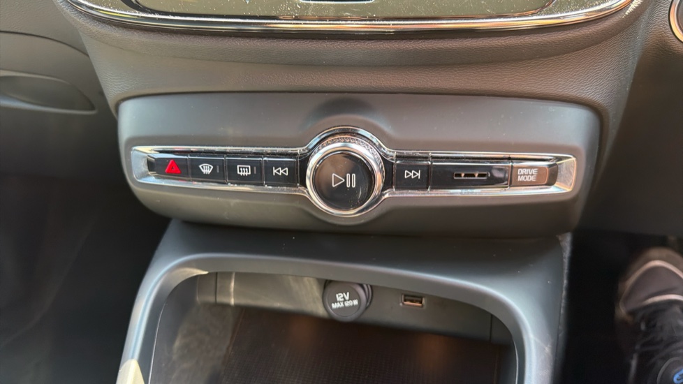 Volvo XC40 2.0 D3 R DESIGN Pro 5dr AWD Geartronic Diesel Estate - Image 37