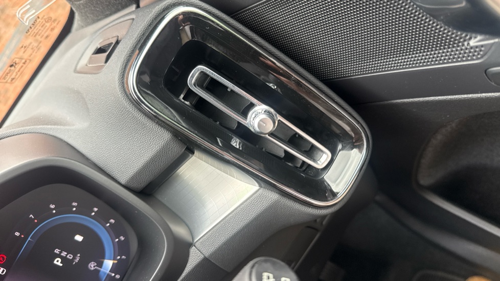 Volvo XC40 2.0 B3P Plus Dark 5dr Auto Petrol Estate - Image 30
