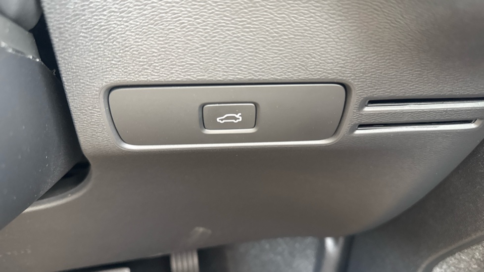 Volvo XC40 2.0 B3P Plus Dark 5dr Auto Petrol Estate - Image 31
