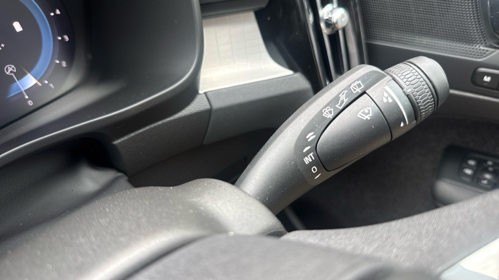 Volvo XC40 2.0 B3P Plus Dark 5dr Auto Petrol Estate - Image 33