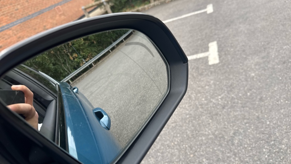 Volvo XC40 2.0 B3P Plus Dark 5dr Auto Petrol Estate - Image 37