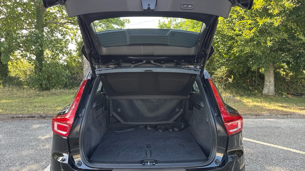 Volvo XC40 2.0 B3P Plus Dark 5dr Auto Petrol Estate - Image 13