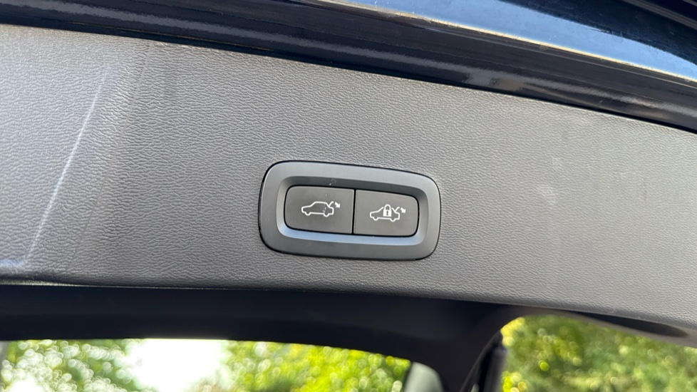 Volvo XC40 2.0 B3P Plus Dark 5dr Auto Petrol Estate - Image 34