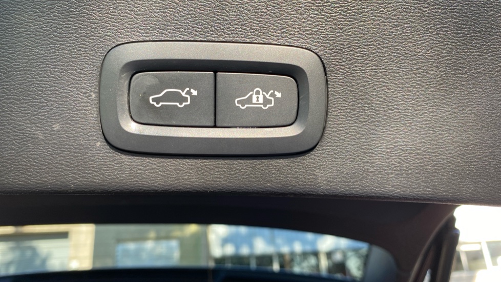 Volvo XC40 2.0 B3P Plus Dark 5dr Auto Petrol Estate - Image 34