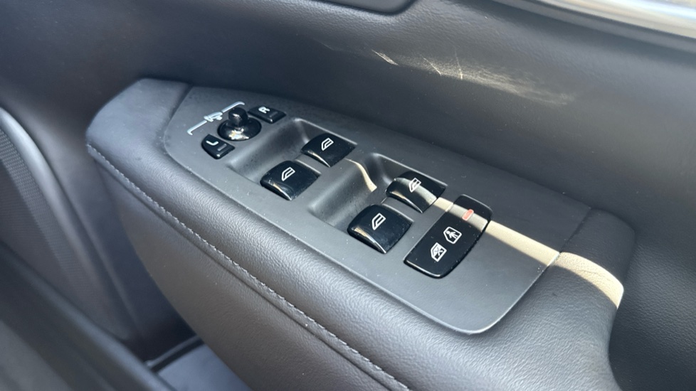Volvo V90 2.0 B4P Plus Dark 5dr Auto Petrol Estate - Image 24