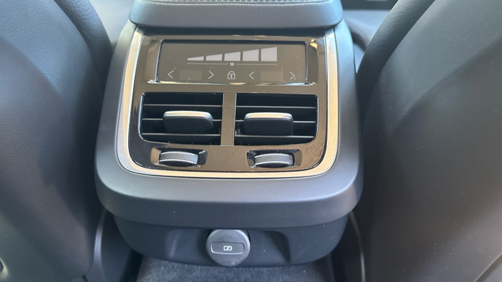 Volvo V90 2.0 B4P Plus Dark 5dr Auto Petrol Estate - Image 38