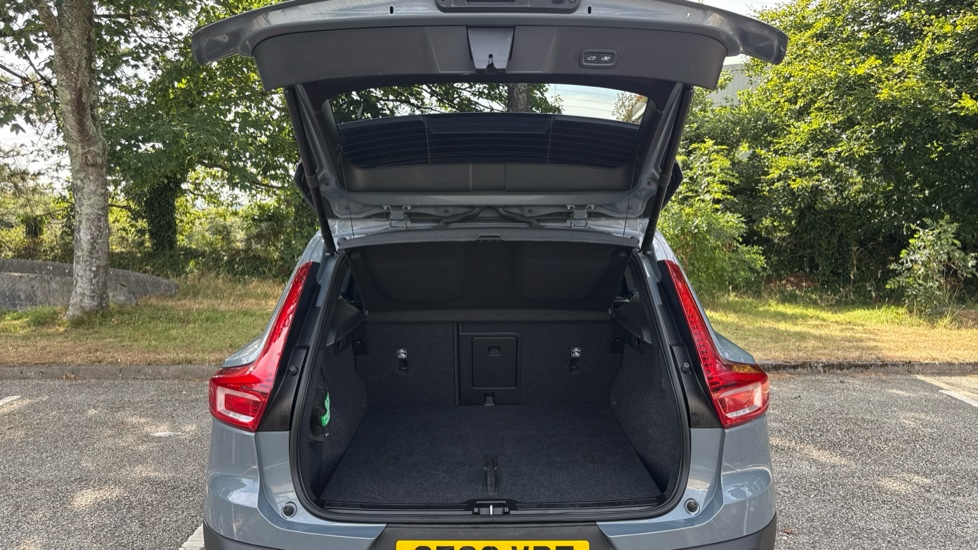 Volvo XC40 2.0 B3P Plus Dark 5dr Auto Petrol Estate - Image 13