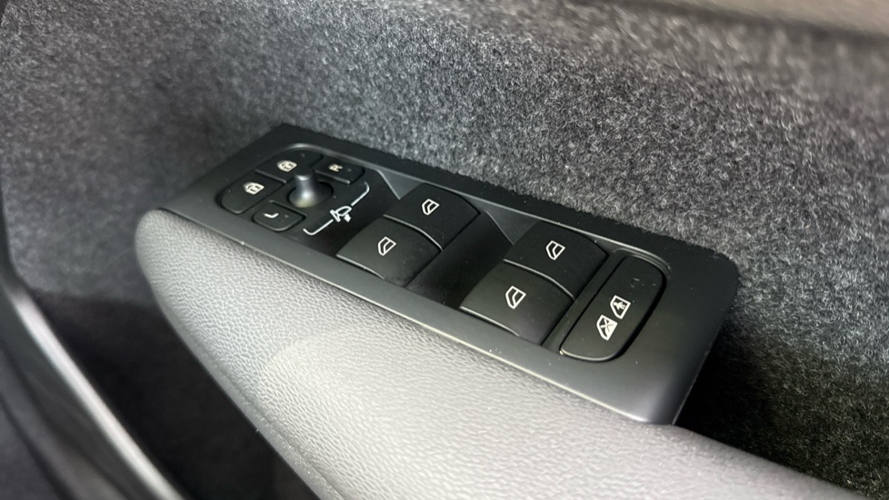 Volvo XC40 2.0 B3P Plus Dark 5dr Auto Petrol Estate - Image 24
