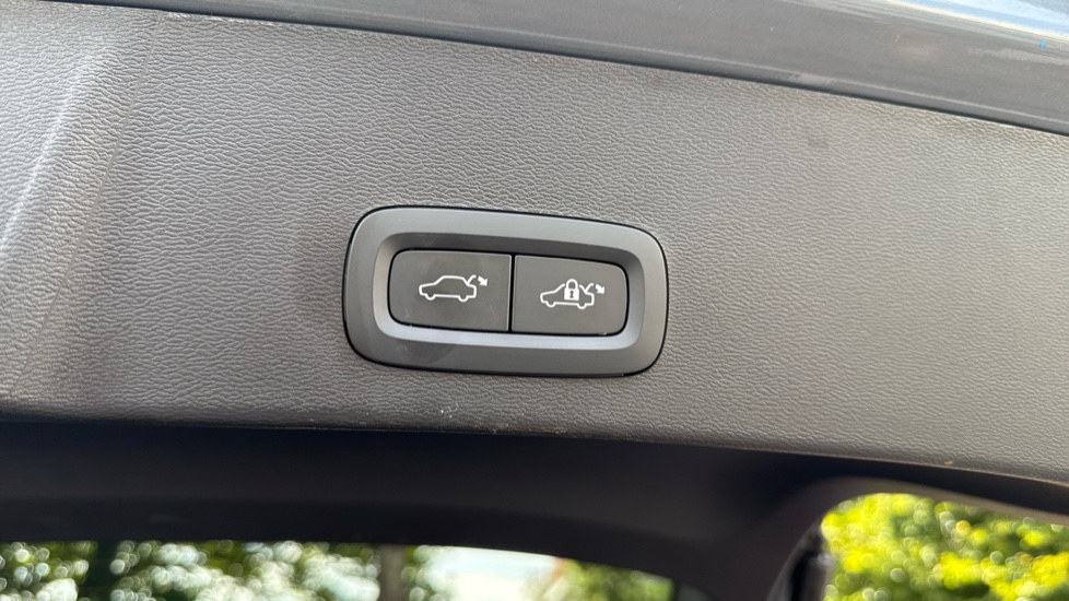 Volvo XC40 2.0 B3P Plus Dark 5dr Auto Petrol Estate - Image 35