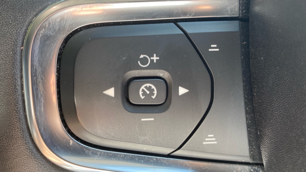 Volvo XC40 2.0 B3P Plus Dark 5dr Auto Petrol Estate - Image 19