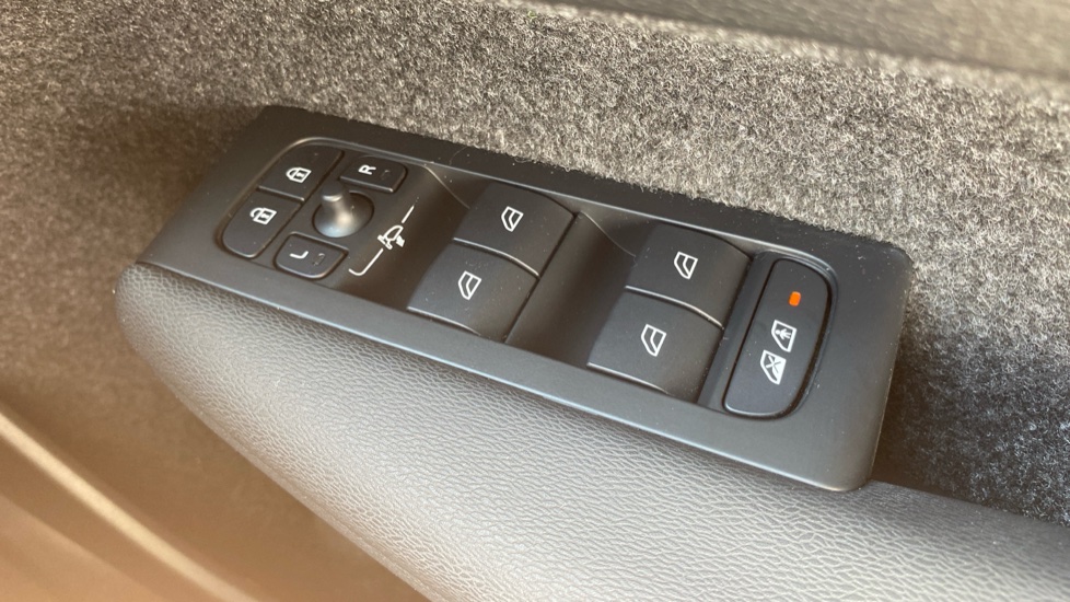 Volvo XC40 2.0 B3P Plus Dark 5dr Auto Petrol Estate - Image 22