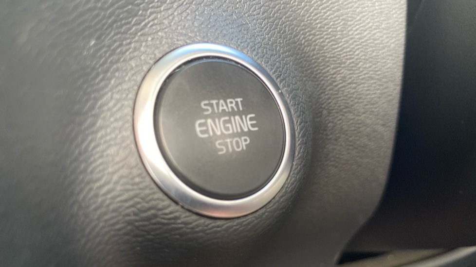 Volvo XC40 2.0 B3P Plus Dark 5dr Auto Petrol Estate - Image 25