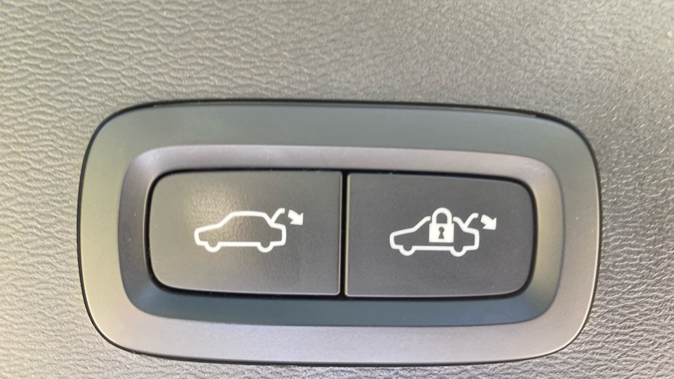 Volvo XC40 2.0 B3P Plus Dark 5dr Auto Petrol Estate - Image 32