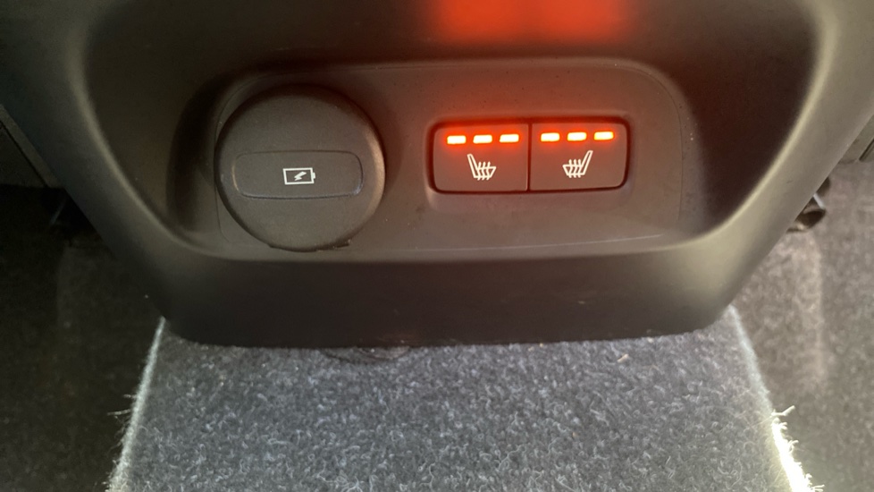 Volvo XC40 2.0 B3P Plus Dark 5dr Auto Petrol Estate - Image 39