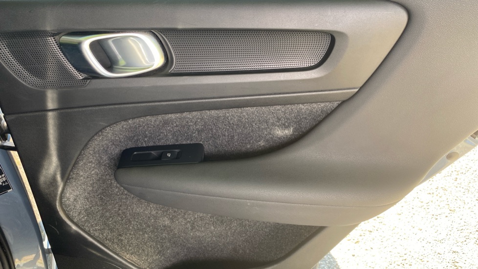 Volvo XC40 2.0 B3P Plus Dark 5dr Auto Petrol Estate - Image 41