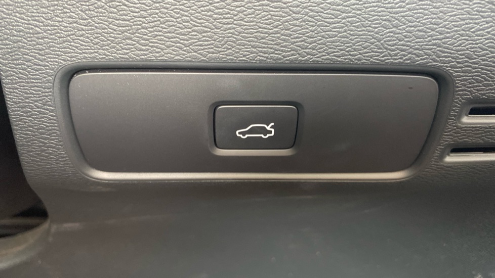 Volvo XC40 2.0 B3P Plus Dark 5dr Auto Petrol Estate - Image 46