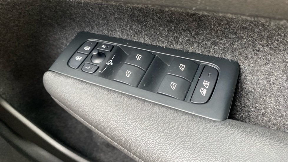 Volvo XC40 1.5 T5 Recharge PHEV Ultimate Dark 5dr Auto Estate - Image 23