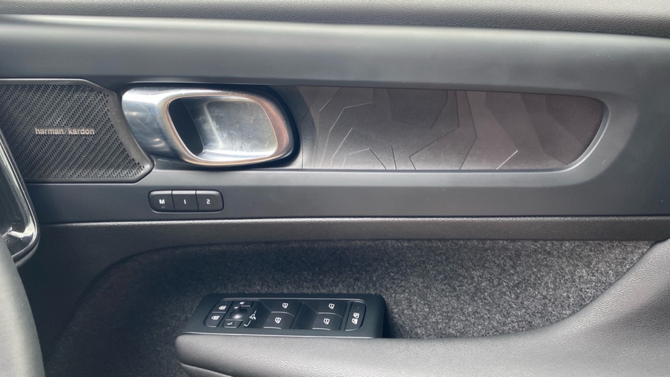 Volvo XC40 1.5 T5 Recharge PHEV Ultimate Dark 5dr Auto Estate - Image 28