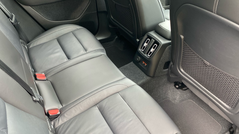 Volvo XC40 1.5 T5 Recharge PHEV Ultimate Dark 5dr Auto Estate - Image 32