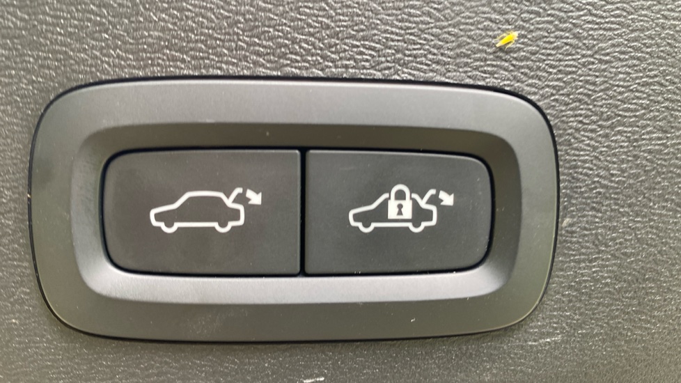 Volvo XC40 1.5 T5 Recharge PHEV Ultimate Dark 5dr Auto Estate - Image 34