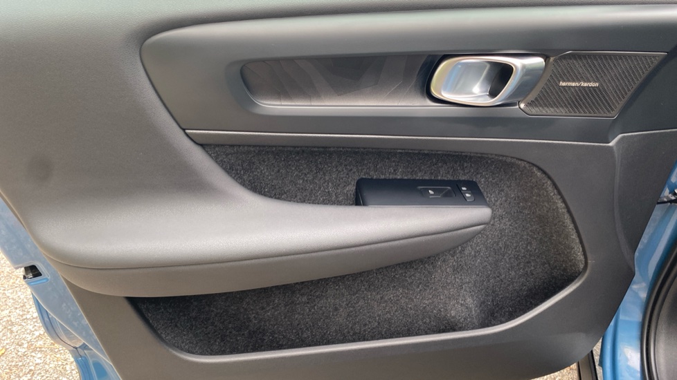 Volvo XC40 1.5 T5 Recharge PHEV Ultimate Dark 5dr Auto Estate - Image 41