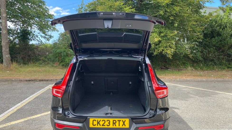 Volvo XC40 2.0 B3P Plus Dark 5dr Auto Petrol Estate - Image 13
