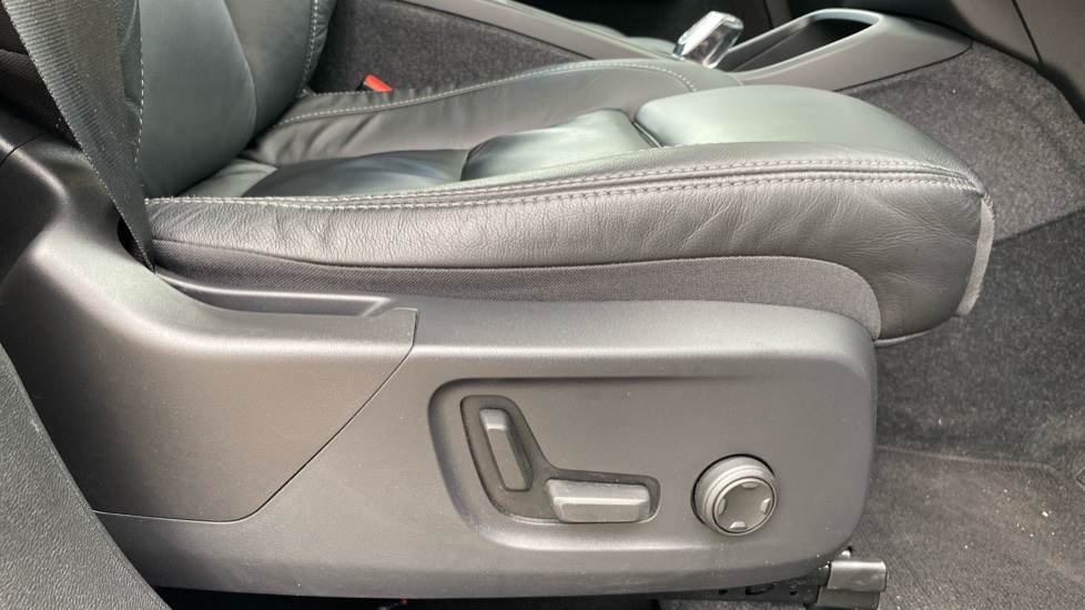 Volvo XC40 2.0 B3P Plus Dark 5dr Auto Petrol Estate - Image 30