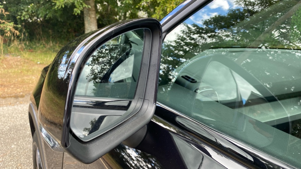 Volvo XC40 2.0 B3P Plus Dark 5dr Auto Petrol Estate - Image 32