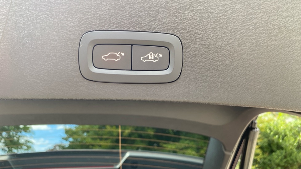 Volvo XC40 2.0 B3P Plus Dark 5dr Auto Petrol Estate - Image 35