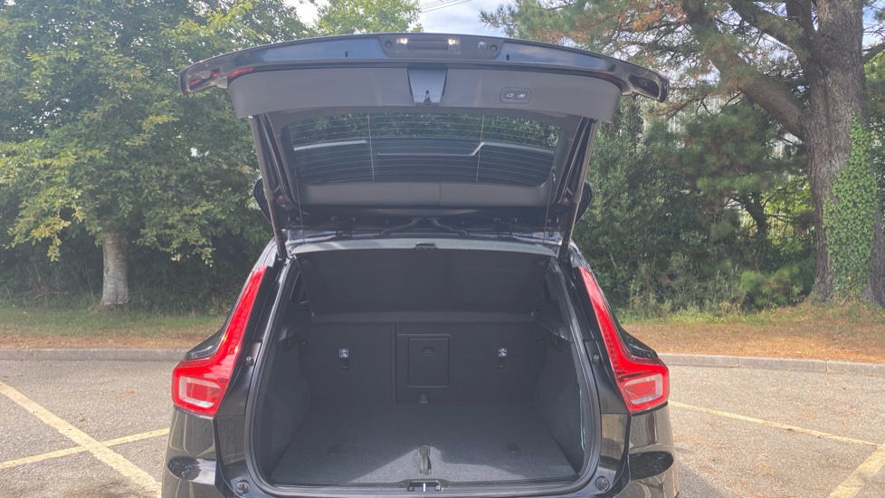 Volvo XC40 2.0 B3P Plus Dark 5dr Auto Petrol Estate - Image 13