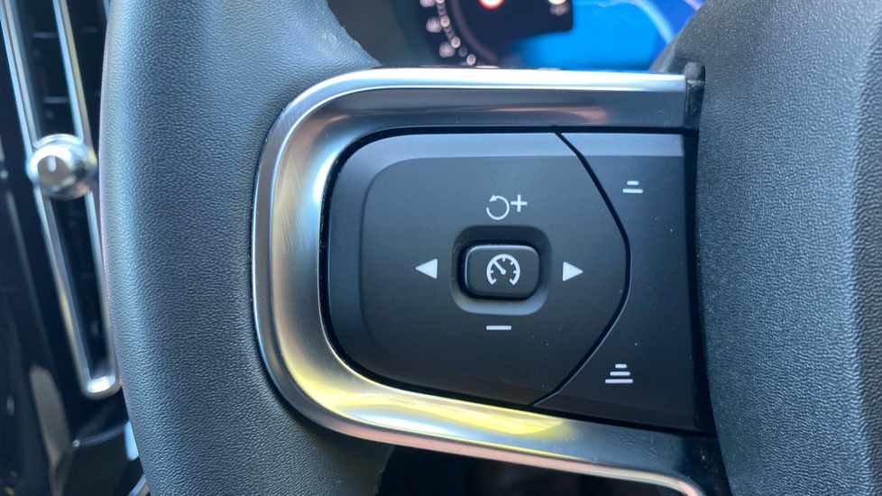 Volvo XC40 2.0 B3P Plus Dark 5dr Auto Petrol Estate - Image 21