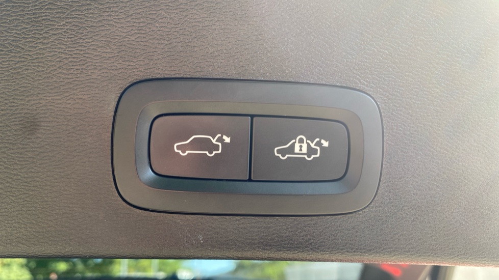 Volvo XC40 2.0 B3P Plus Dark 5dr Auto Petrol Estate - Image 35
