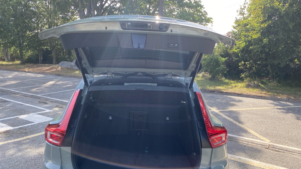Volvo XC40 2.0 B4P Plus Dark 5dr Auto Petrol Estate - Image 13