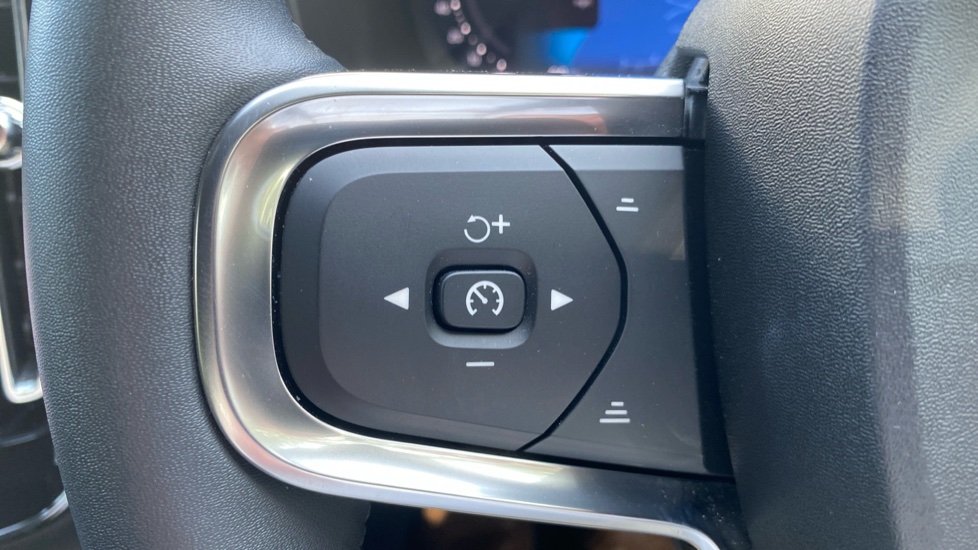 Volvo XC40 2.0 B4P Plus Dark 5dr Auto Petrol Estate - Image 21