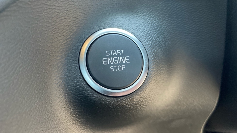 Volvo XC40 2.0 B4P Plus Dark 5dr Auto Petrol Estate - Image 27