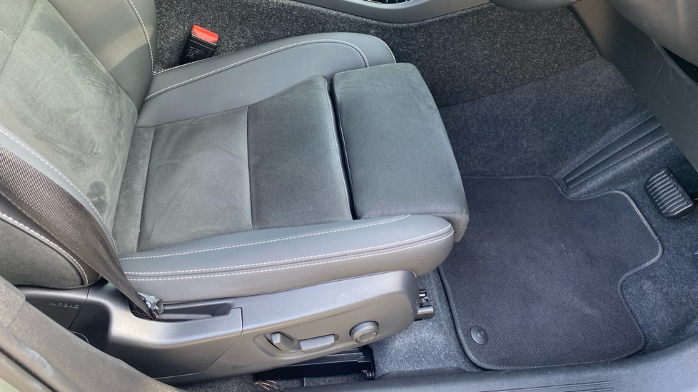 Volvo XC40 2.0 B4P Plus Dark 5dr Auto Petrol Estate - Image 30