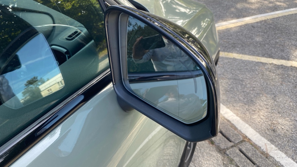 Volvo XC40 2.0 B4P Plus Dark 5dr Auto Petrol Estate - Image 32