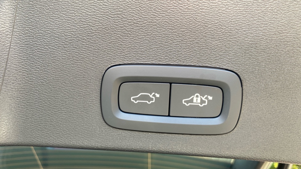 Volvo XC40 2.0 B4P Plus Dark 5dr Auto Petrol Estate - Image 35