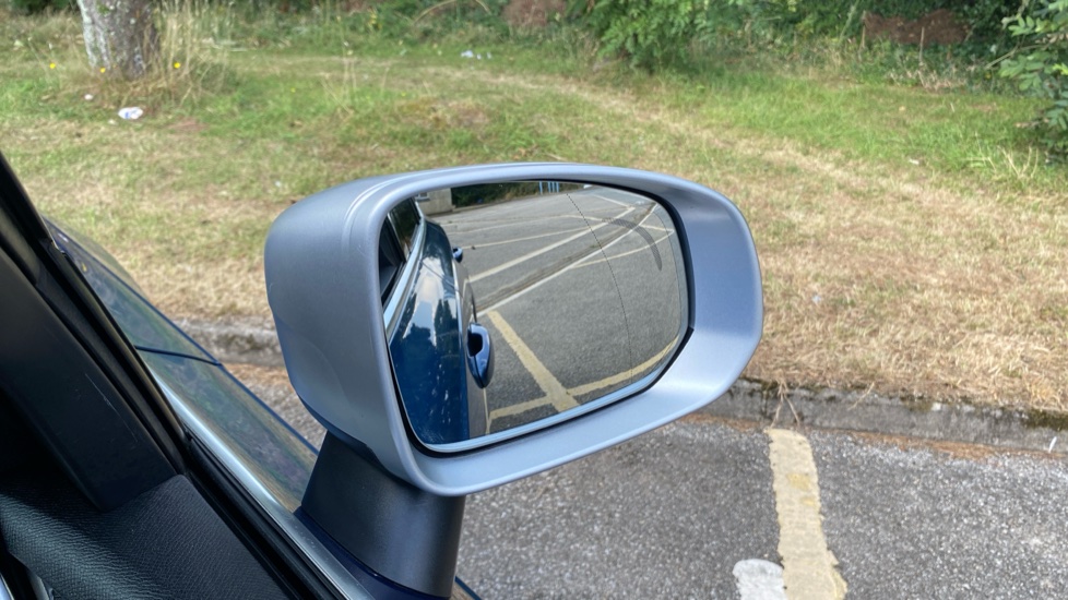 Volvo XC90 2.0 D5 R DESIGN 5dr AWD Geartronic Diesel Estate - Image 31