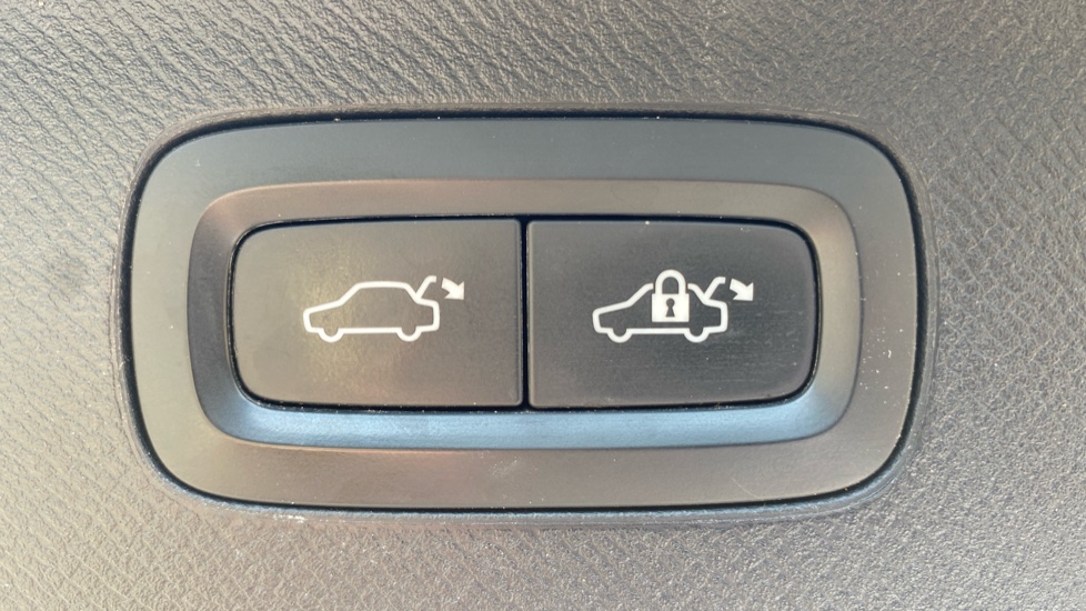 Volvo XC90 2.0 D5 R DESIGN 5dr AWD Geartronic Diesel Estate - Image 34