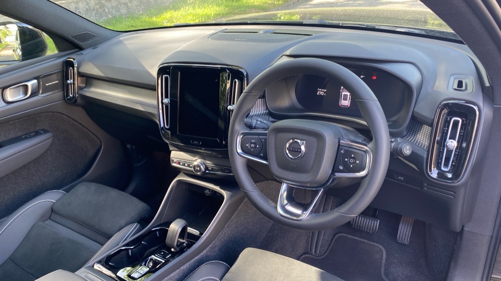 Volvo XC40 2.0 B4P Ultimate Dark 5dr Auto Petrol Estate - Image 4