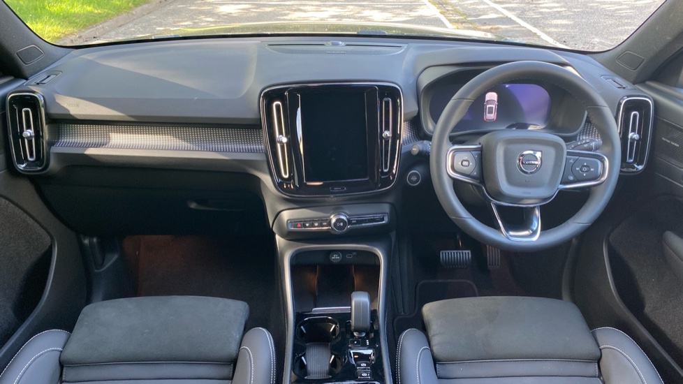 Volvo XC40 2.0 B4P Ultimate Dark 5dr Auto Petrol Estate - Image 5