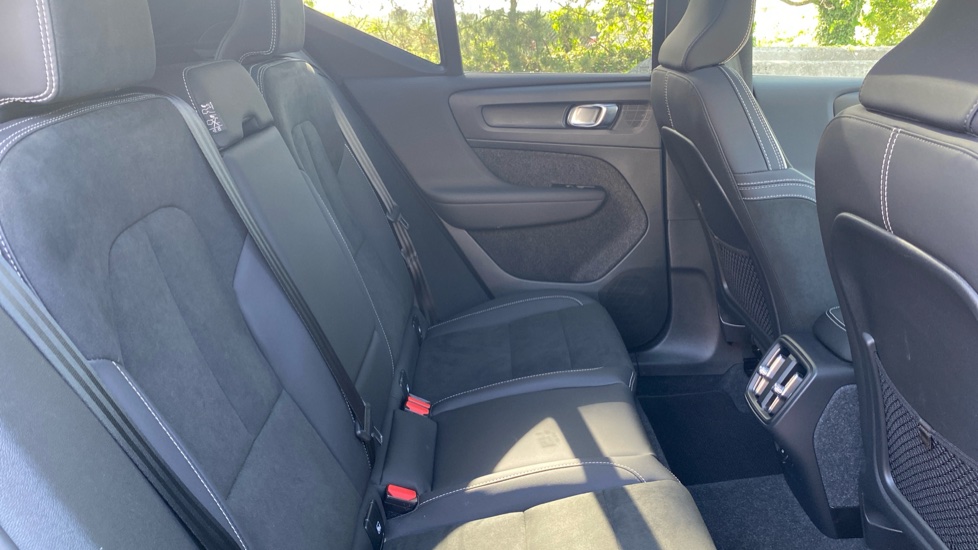 Volvo XC40 2.0 B4P Ultimate Dark 5dr Auto Petrol Estate - Image 6