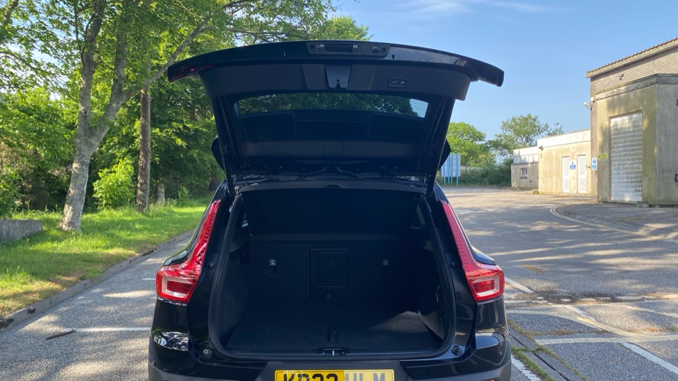 Volvo XC40 2.0 B4P Ultimate Dark 5dr Auto Petrol Estate - Image 13