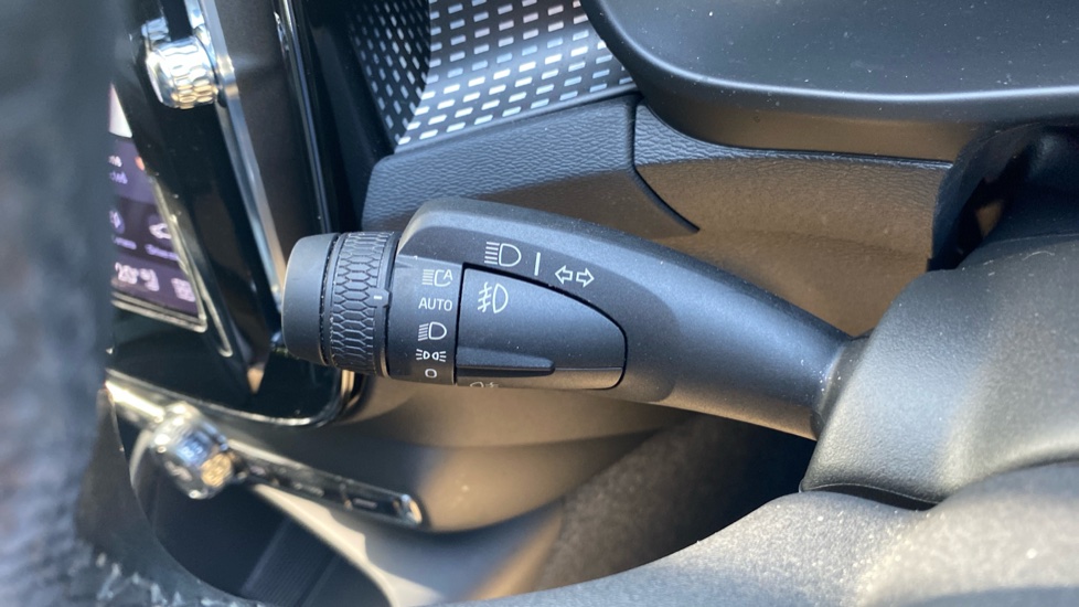 Volvo XC40 2.0 B4P Ultimate Dark 5dr Auto Petrol Estate - Image 20
