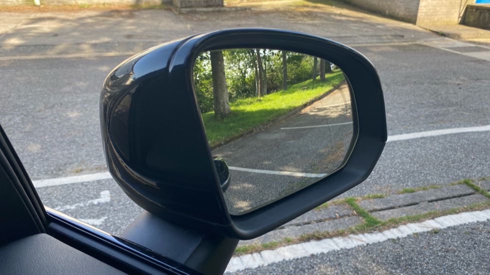 Volvo XC40 2.0 B4P Ultimate Dark 5dr Auto Petrol Estate - Image 32